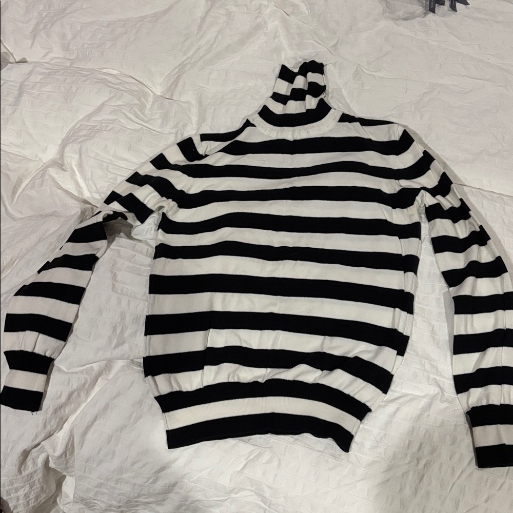H&M Monochrome Striped Knit Top
